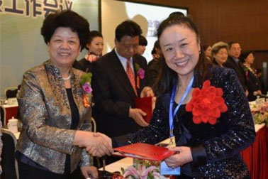 天士力集团总裁吴迺峰荣获2012杰出创业女性奖